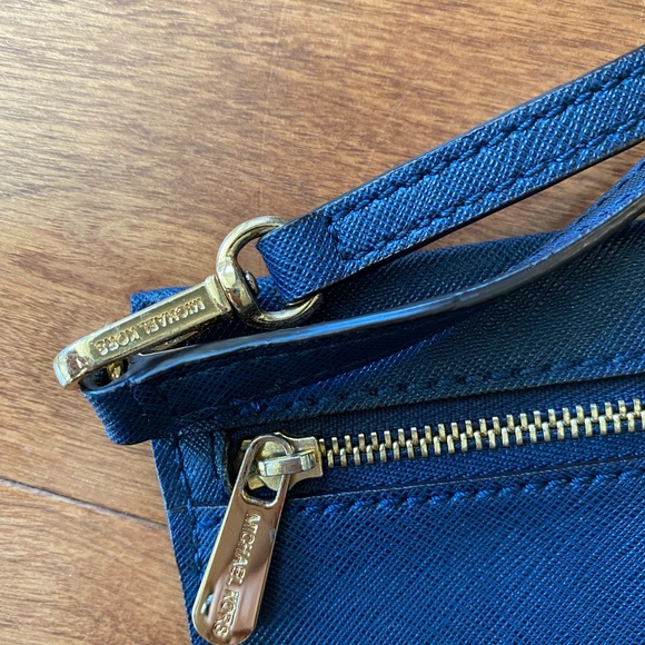Authentic Michael Kors wristlet - Navy Blue - USED in great condition - Picture 5 of 8